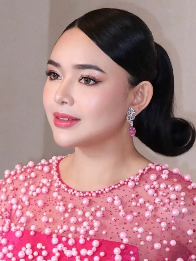 Amanda Manopo saat Premier Film CAPER tampil serba pink. [@jooehair]