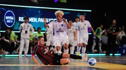 Pemain Grim Reaper, Carlos Ortiz (kiri) berusaha merebut bola dari kaki pemain Lynx Hunets, King Polo dalam laga Futsal X Series 2 di GOR UNJ, Rawamangun, Jakarta, Sabtu (17/01/2026). (Bola.com/Bagaskara Lazuardi)