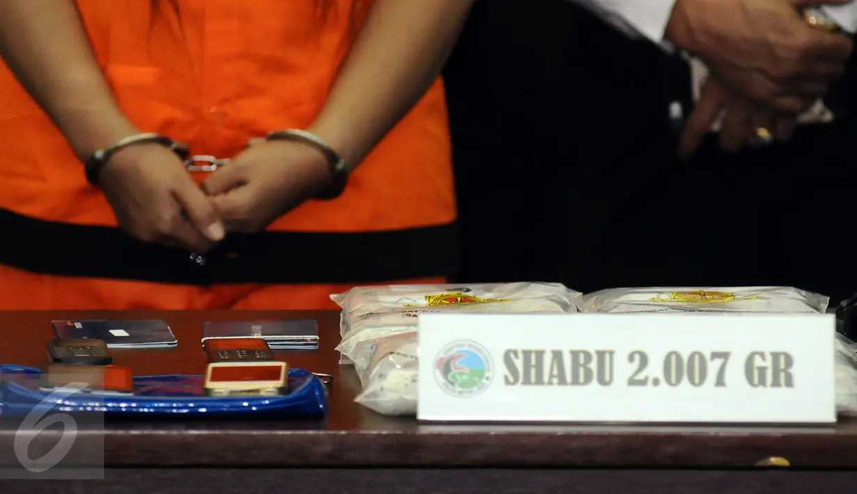 Sejumlah barang bukti hasil pengungkapan tindak pidana narkotika diperlihatkan saat rilis di Jakarta, Rabu (27/4). Sebanyak 2.007 gram sabu asal Guangzhou diselundupkan dalam paket lima koli sandal. (Liputan6.com/Helmi Fithriansyah)