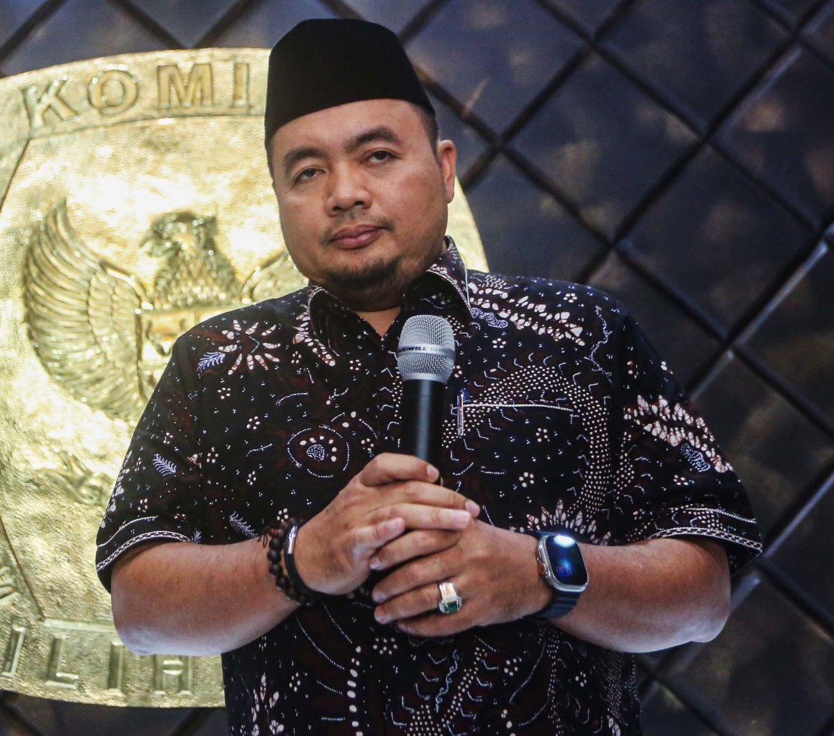 Pelaksana tugas (Plt) Ketua Komisi Pemilihan Umum (KPU) Mochammad Afifuddin&nbsp;memberikan keterangan di Kantor KPU, Jakarta Pusat, Kamis (4/7/2024). KPU resmi menunjuk Komisioner KPU Mochammad Afifuddin sebagai Plt Ketua KPU untuk menggantikan Hasyim As