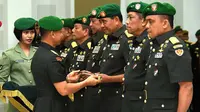 Sertijab perwira tinggi TNI AD yang dimutasi, Jumat (24/2/2017). (Liputan6.com/Muhammad Radityo Priyasmoro)