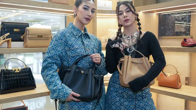 Adinda Thomas dan Fita Anggriani Tas Romy Tory Burch saat hadir di Pop Up Store Mall Kota Kasablanka