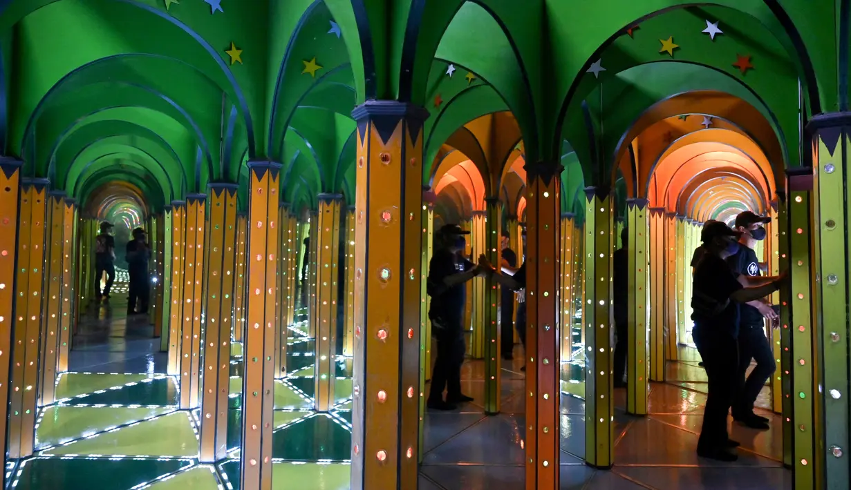 Orang-orang mengunjungi museum 3D di Jakarta, Minggu (7/11/2021). Museum 3D tersebut dibuka kembali setelah pelonggaran pembatasan Covid-19. (AFP/Adek Berry)