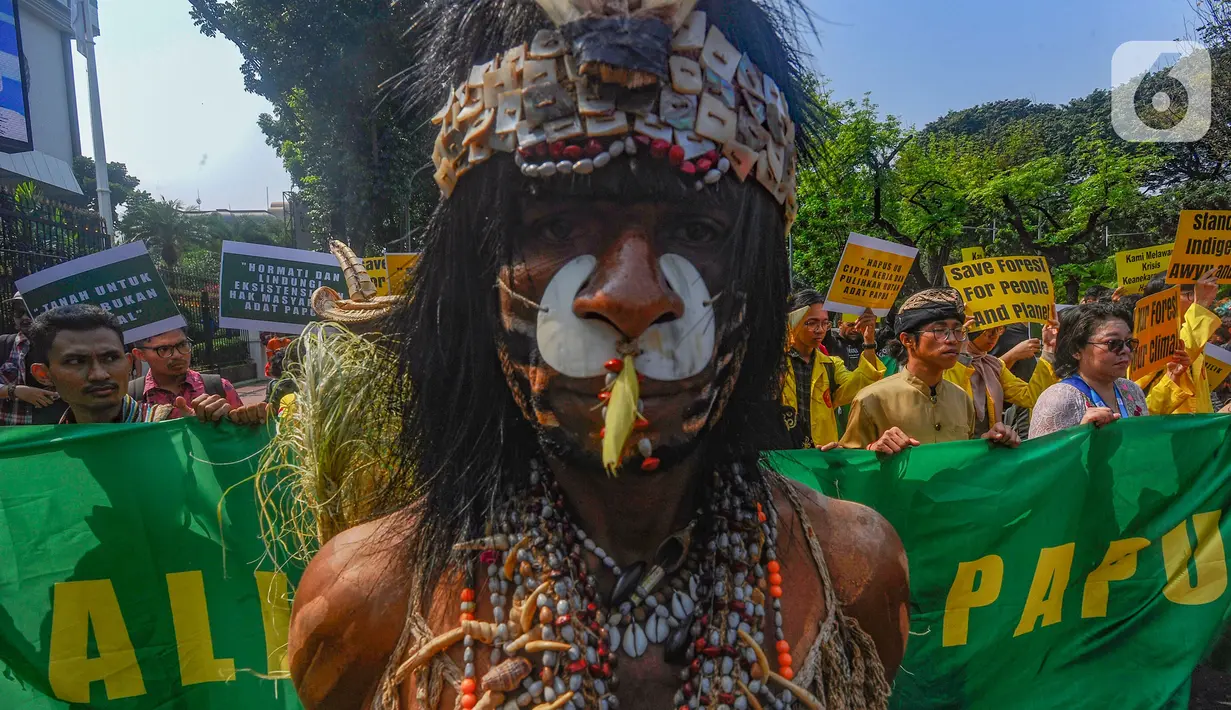 Dalam aksinya, mereka menggelar aksi unjuk rasa untuk menyuarakan penolakan terhadap ekspansi kelapa sawit yang mengancam keberadaan hutan adat mereka. (merdeka.com / Arie Basuki)