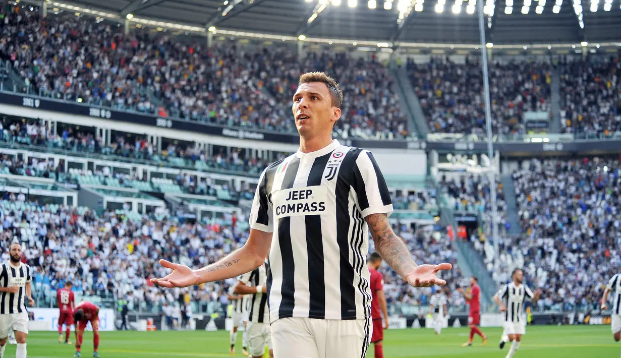 Pemain Juventus, Mario Mandzukic merayakan golnya ke gawang Cagliari pada laga Serie A di  Turin, (19/8/2017). Juventus menang 3-0. (Alessandro Di Marco/ANSA via AP)
