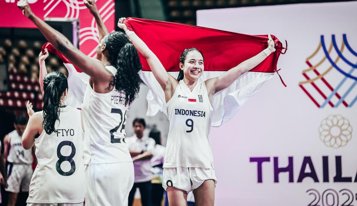 Timnas basket 3x3 putri Indonesia berhasil mengukir sejarah di SEA Games 2025. Untuk pertama kalinya Indonesia merebut medali emas. Agustin Gradita Retong dan kawan-kawan menjadi juara usai menang 20-18 atas tuan rumah Thailand di laga final yang berlangsung di Stadion Nimibutr, Bangkok, Kamis (11/12/2025) petang WIB. (Dok. Perbasi/Ariya Kurniawan)