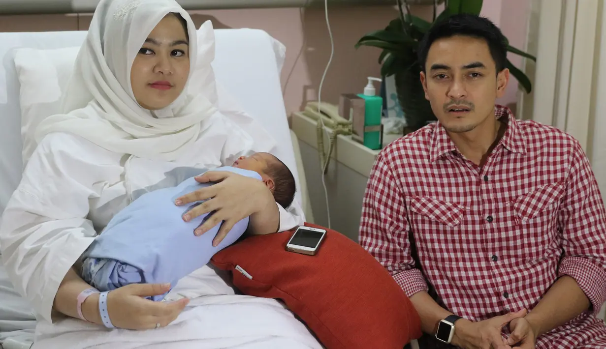 Saat lebaran nanti, Zumi Zola tidak bisa merayakan lebaran bersama dengan keluarganya. Ini lantaran sebagai Gubernur menggelar open house di Jambi. (Adrian Putra/Bintang.com)