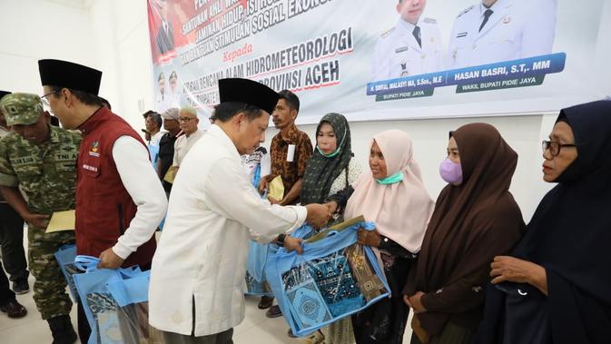 Semarakkan Ramadan, Kasatgas Tito Salurkan Bantuan untuk Korban Bencana di Pidie Jaya