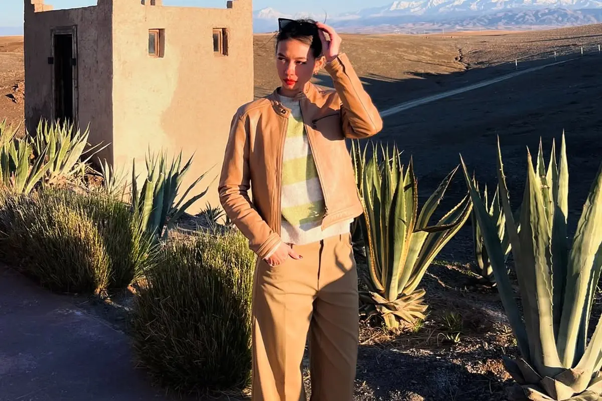 Gaya Stylish Yuki Kato di Maroko, Outfit Serba Nude yang Selaras dengan Lanskap Kota