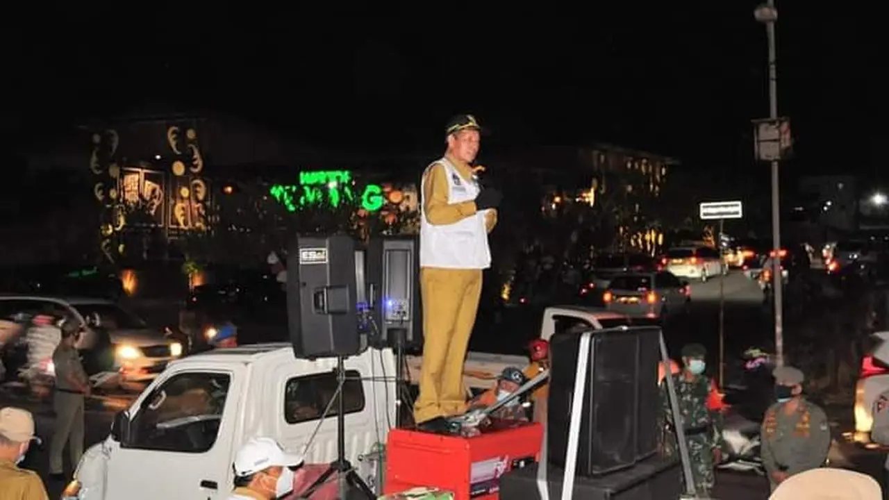 Wali Kota Manado GS Vicky Lumentut turun langsung ke sejumlah pusat perbelanjaan dengan menggunakan pengeras suara.