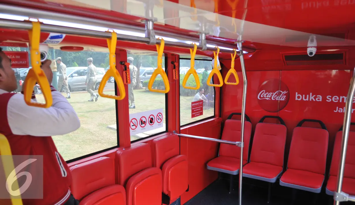 Suasana dan isi dalam bus tingkat buatan Jerman ini, Jakarta, Senin (22/6/2015). Kado tersebut berupa sumbangan satu bus tingkat dari PT Coca-Cola Indonesia. (Liputan6.com/Herman Zakharia)