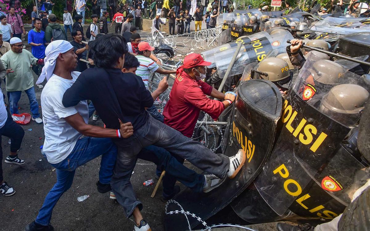 FOTO: Bentrok Saat  Eksekusi Pengosongan Hotel Sultan di Kawasan GBK