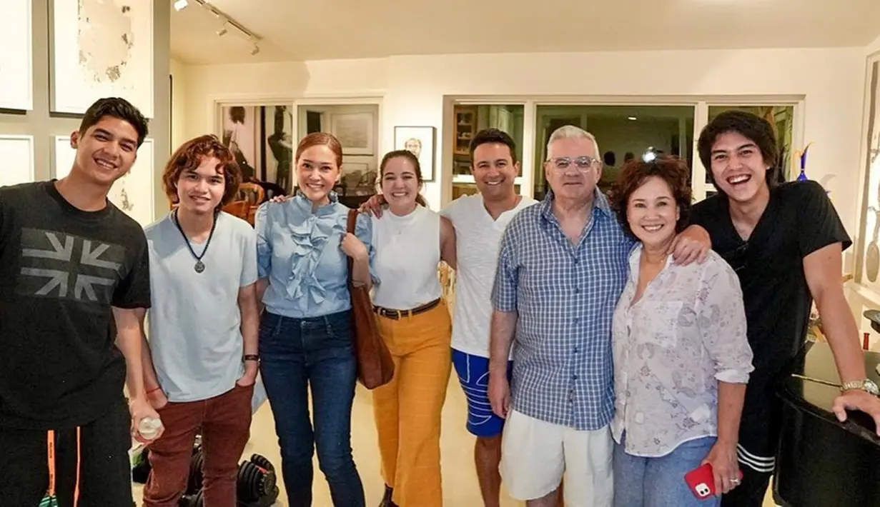Bisa dibilang, ini bukan pertama kalinya mereka ke Amerika. Mereka sempat pergi ke Los Angeles sebelum ke New York. Di sana, Al, El dan Dul mengunjungi salah satu keluarga ayah sambungnya, Irwan Mussry. (Liputan6.com/IG/@irwanmussry)