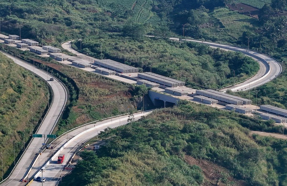Keindahan Tol Bocimi dengan latar belakang Gunung Salak