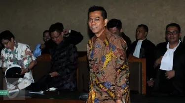 Mantan anggota DPRD DKI, M Sanusi usai menjalani sidang perdana sebagai terdakwa di Pengadilan Tipikor, Jakarta, Rabu (24/8). Sidang tersebut beragenda pembacaan dakwaan terkait kasus Raperda reklamasi pantai Teluk Jakarta. (Liputan6.com/Helmi Afandi)