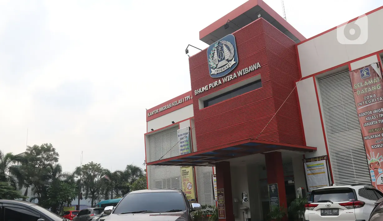 Suasana di luar kantor Imigrasi kelas 1 TPI Jakarta Timur, Jumat (11/06/2021). Pemohon yang ingin mengajukan permohonan paspor atau penggantian perlu mengambil nomor antrean melalui Aplikasi Layanan Paspor Online. (Liputan6.com/Herman Zakharia)