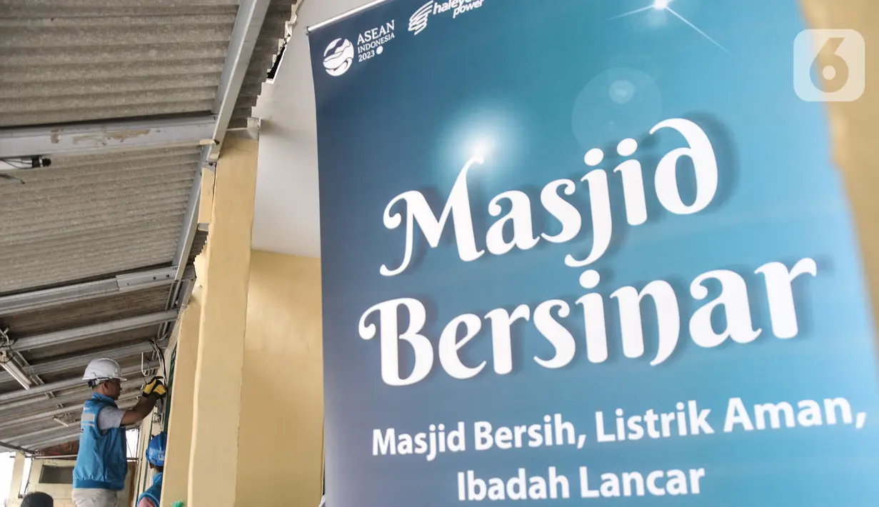 Sekaligus melakukan bersih-bersih guna membantu kelistrikan musala yang berada di bantaran rel kereta api tersebut. (merdeka.com/Iqbal S. Nugroho)