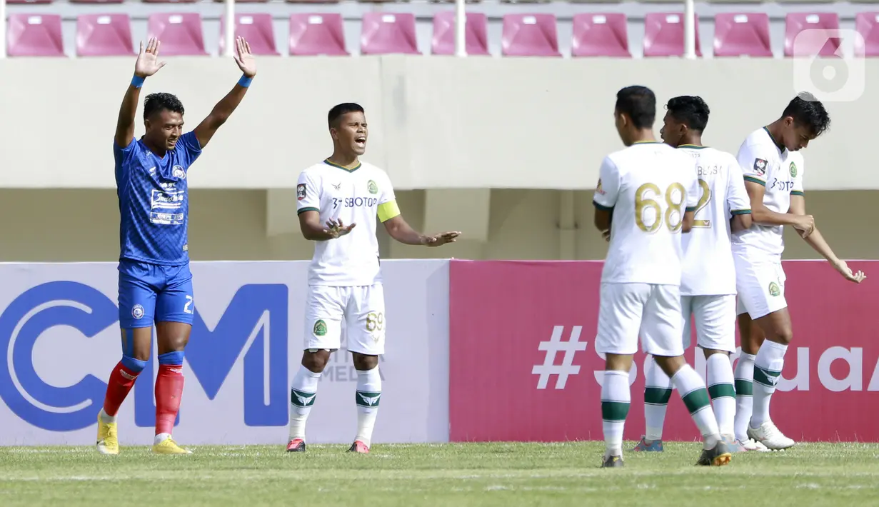 Penyerang Arema FC Dedik Setiawan (kiri) saat melawan Persikabo 1973 pada laga Piala Menpora di Stadion Manahan, Solo, Minggu (21/3/2021). Kedua tim bermain imbang 1-1. (Bola.com/M Iqbal Ichsan)