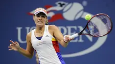Petenis Jerman, Angelique Kerber mengembalikan bola ke arah petenis Jepang, Naomi Osaka pada putaran pertama AS Terbuka 2017 di New York, Selasa (29/8). Juara bertahan itu tersingkir usai kalah dari Naomi dengan skor 3-6 dan 1-6. (AP/Frank Franklin II)