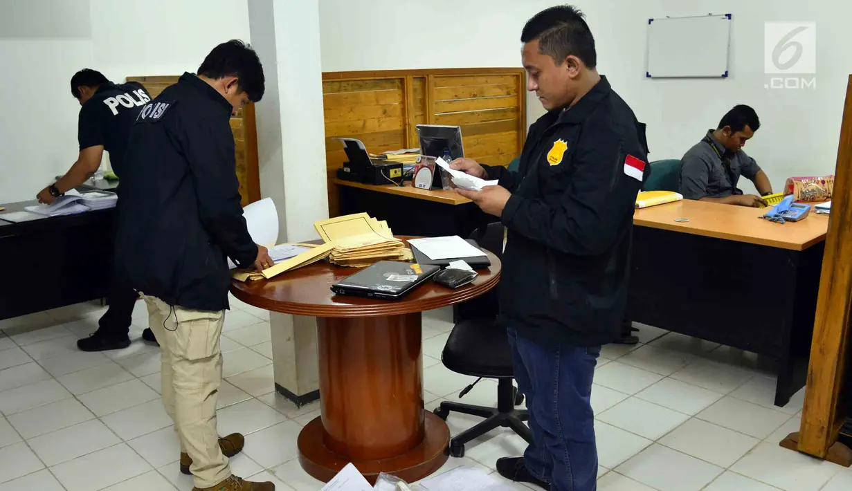 Satgas TPPO Bareskrim Polri menggeledah kantor dengan modus TKI di Bekasi, Jawa Barat, Jumat (23/3). Kantor tersebut digeledah berdasarkan informasi dari Konjen RI di Jeddah, Arab Saudi.(Liputan6.com/Pool/Bareskrim Polri)