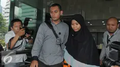 Tersangka suap Kejati Jawa Barat, Deviyanti Rochaeni keluar dari gedung KPK usai menjalani pemeriksaan, Jakarta, Selasa (26/4). Deviyanti diperiksa terkait kasus dugaan suap rencana penuntutan kasus penggelapan dana BPJS. (Liputan6.com/Helmi Afandi)