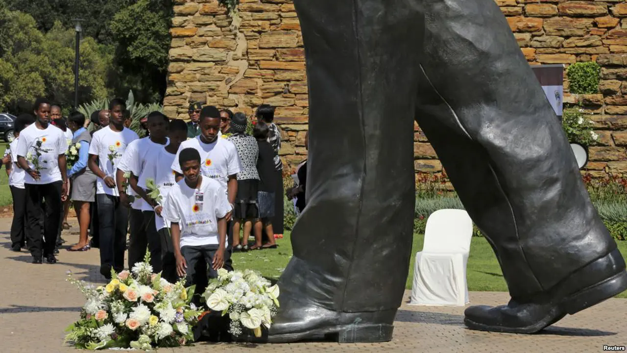 Peringatan setahun kematian Nelson Mandela. (Reuters)