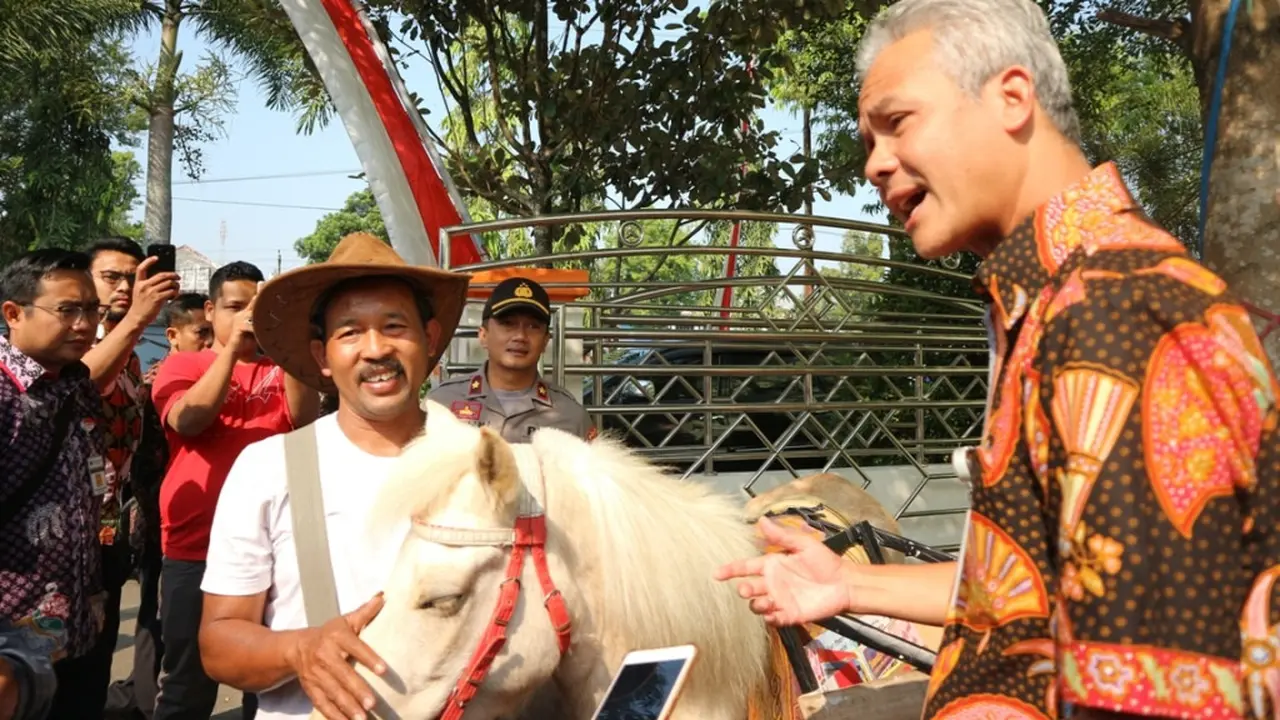Ganjar Pranowo, bertemu dengan Ridwan Sururi, pengelola kuda pustaka di Lereng Gunung Slamet. (Foto: Liputan6.com/Kominfo PBG/Muhamad Ridlo)