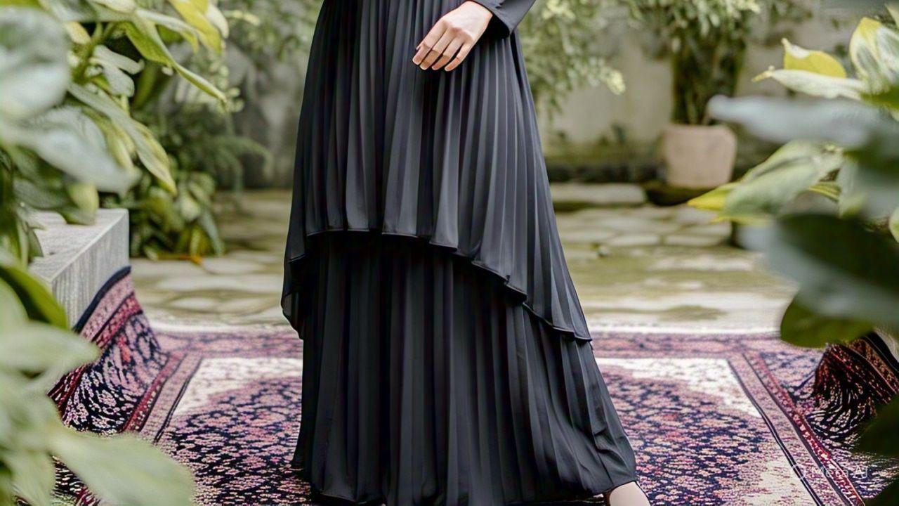 Gamis Hitam Polos dengan Rok yang Berlapis