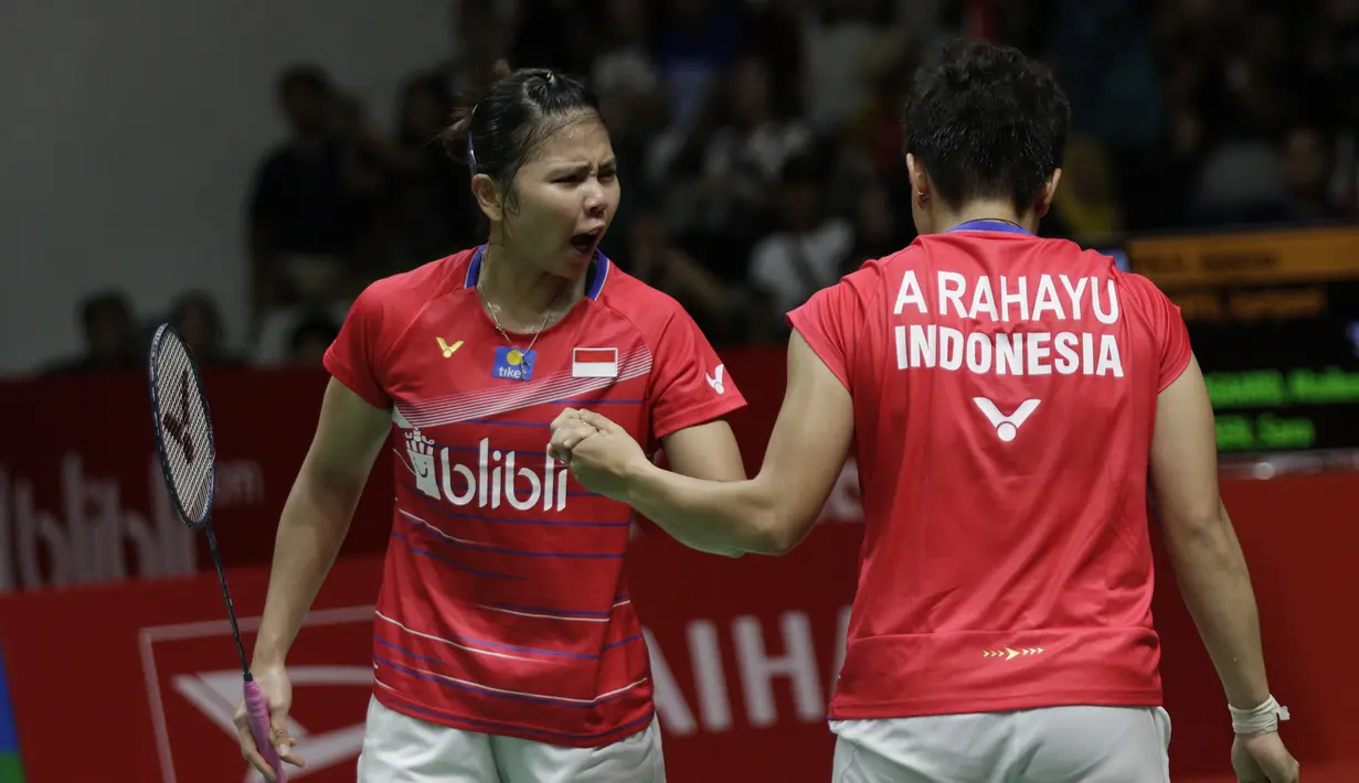 Ganda Putri Indonesia, Greysia Polii/Apriyani Rahayu, melakukan selebrasi saat melawan wakil Denmark, Maiken Fruergaard/Sara Thygesen, pada laga final Daihatsu Indonesia Masters 2020 di Istora, Jakarta, Minggu (19/1). Greysia/Apriyani menang 18-21, 21-11, dan 23-21. (Bola.com/M Iqbal Ichsan)