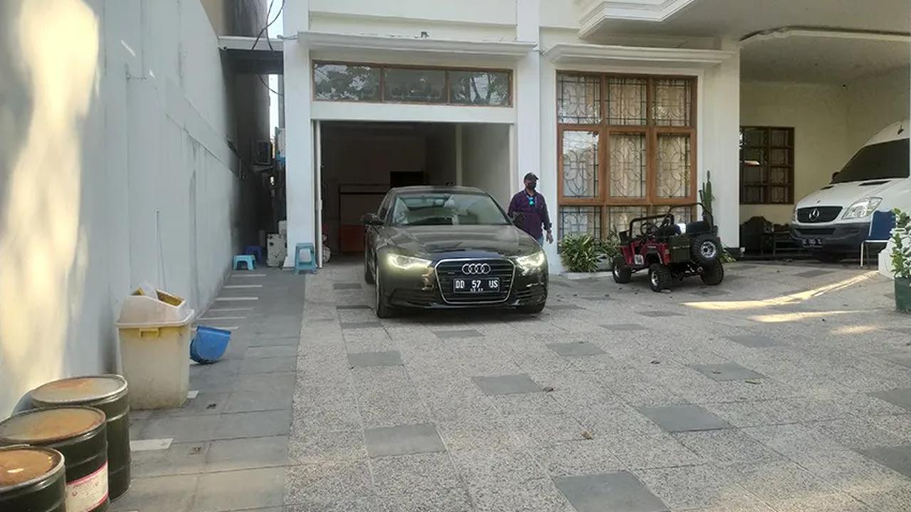As'aad mengungkapkan, rumah Mentan Syahrul tersebut dalam kondisi kosong. Oleh sebab itu, dirinya diminta penyidik KPK untuk menyaksikan proses penggeledahan.<br>