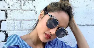 ini tips simpel cantik ala Cinta Laura.
