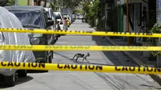 Seekor kucing melintasi jalan kosong di desa yang dikunci di Manila  (11/3/2021). Ibukota Filipina menempatkan dua desa, dua hotel diisolasi dan polisi telah memperingatkan agar tidak berciuman dan "bermesraan kasih sayang di depan publik" setelah lonjakan infeksi Covid-19. (AP Photo/Aaron Favila)