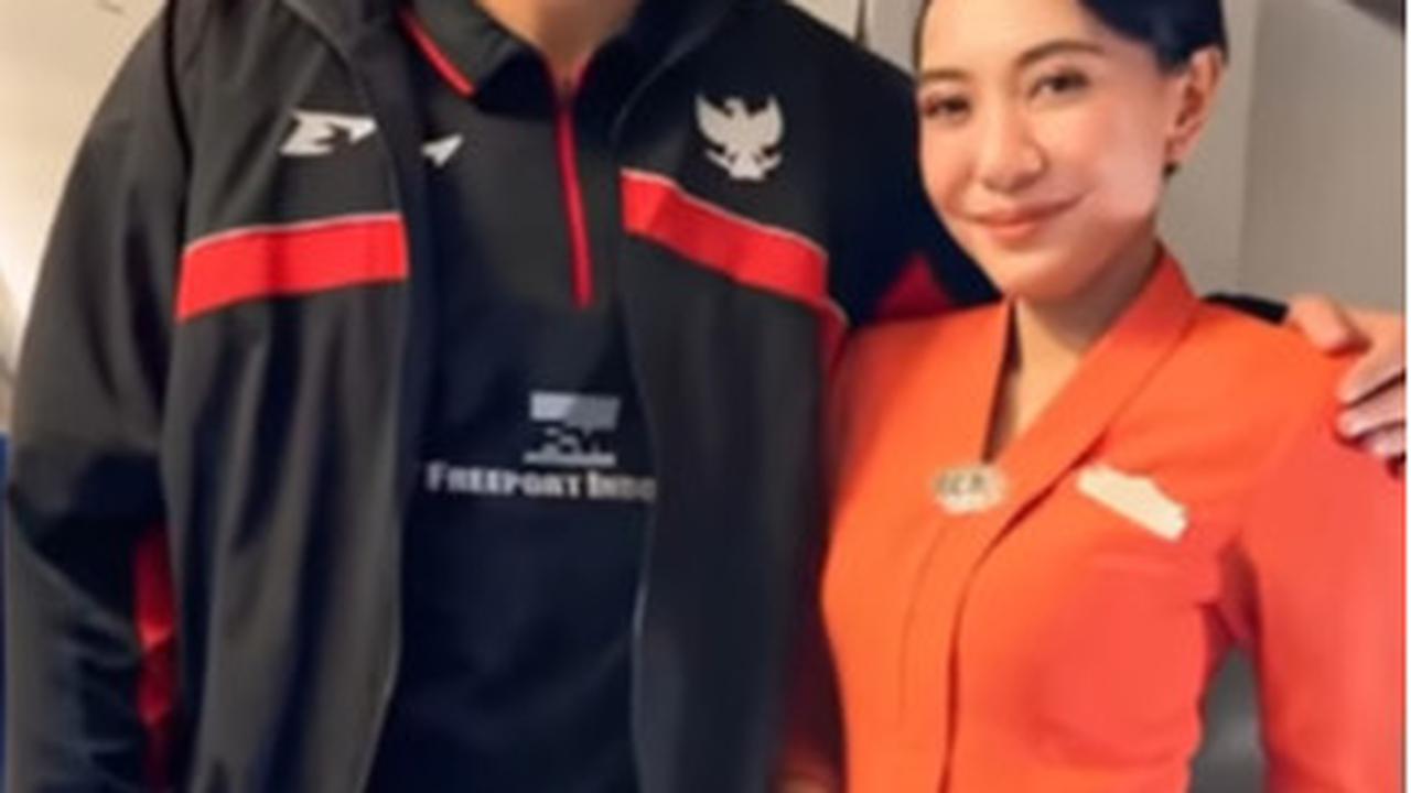 Potret Pramugari Foto Sama Para Pemain Timnas Bikin Iri Sampai Ada Pose Dirangkul