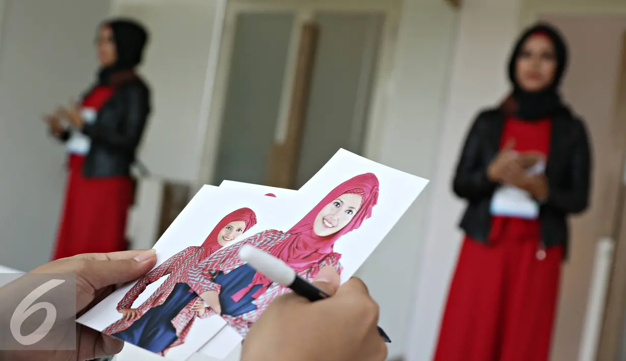 Juri menilai peserta audisi Putri Muslimah Indonesia 2016, Jakarta, Minggu (24/4). Selain kemampuan membaca Al-Quran, para wanita ini diminta menunjukkan kemampuan yang dimiliki seperti akting,dll. (Liputan6.com/Immanuel Antonius)