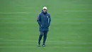 Pelatih AS Roma, Eusebio Di Francesco melihat para pemainnya berlatih jelang bertanding melawan Barcelona pada leg kedua babak perempat final Liga Champions di Trigoria di pinggiran kota Roma, Italia (9/4). (AFP Photo/Andreas Solaro)