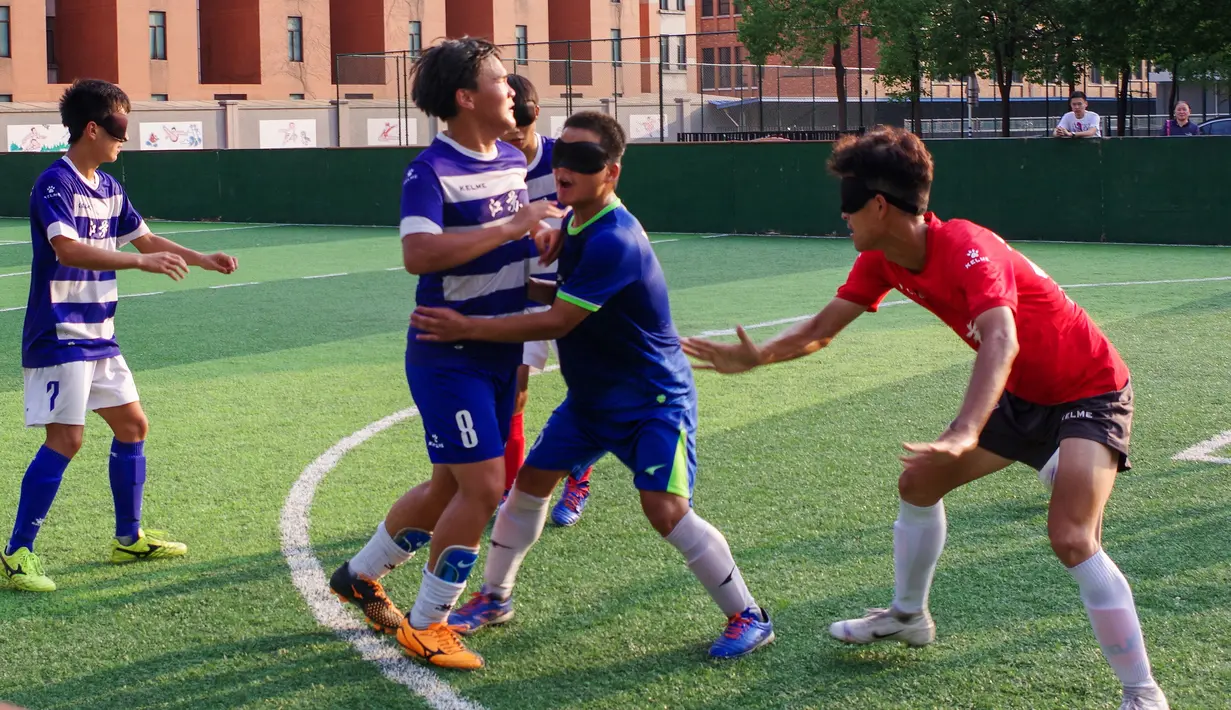 Pemain tim sepak bola tunanetra Provinsi Jiangsu mengikuti latihan di Nantong di provinsi Jiangsu timur China (19/8/2019). Tim yang pemainnya penyandang tunanetra ini tidak perlu khawatir jika cedera, mereka semua adalah tukang pijat. (Cheng Yajing/Jiangsu Provincial Blind Football Team/AFP)