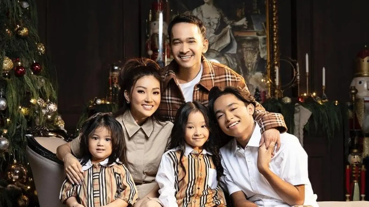 Potret Ruben Onsu dan Keluarga Jalani Pemotretan, Netizen Salfok dengan Thalia yang Disebut Bak Boneka