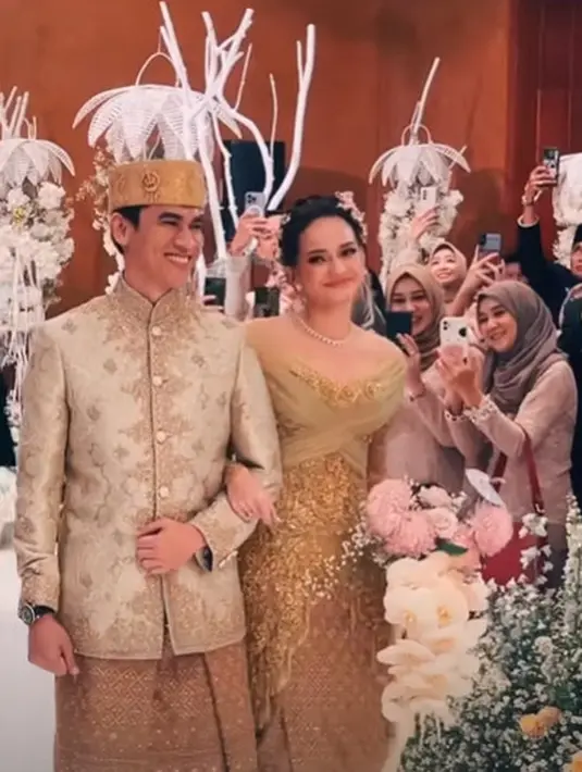 Di momen syukuran, makeup Enzy terlihat lebih tone down dengan nuansa yang lebih natural [@enzystoria]