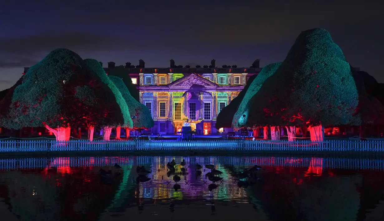 Pemandangan instalasi cahaya Palace of Light, di Hampton Court Palace, London, Rabu (7/12/2022). Berbagai bentuk hewan yang ada terinspirasi dari Kings Beasts. (AP Photo/Alberto Pezzali)