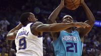 Andre Iguoadala (baju putih) menjaga pemain Hornets Treveon Graham (AP)
