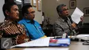 Kepala Biro Komunikasi Kementerian RI drg Oscar Primadi MPH (kanan) memberikan penjelasan terkait vaksin palsu, Jakarta, Selasa (12/7). Vaksinasi ulang akan dilakukan kepada anak-anak yang terdata mendapatkan vaksin palsu. (Liputan6.com/Helmi Afandi)