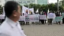 Mantan karyawan PT Bank Maybank Indonesia demonstrasi di Senayan, Jakarta, Senin (11/2). Pihak Maybank menyatakan perusahaan sudah tidak ada ganjalan permasalahan sehingga menyebabkan keikutsertaan mantan pegawainya itu. (Merdeka.com/Iqbal S. Nugroho)