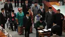 Sembilan anggota DPR saat diambil sumpah dan janji saat Pergantian Antar Waktu (PAW) pada Rapat Paripurna DPR, Jakarta, Selasa (2/10). Mereka terdiri dari 5 Fraksi Gerindra, 1 Fraksi Demokrat, 2 Fraksi PAN, dan 1 Fraksi PPP. (Liputan6.com/JohanTallo)