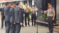 Wakapolda Metro Jaya memberi penghargaan 9 polisi pengungkap kasus SPBU curang (Muslim AR/Liputan6.com)