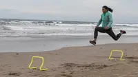 Apa yang dirasakan atlet lompat jauh Indonesia, Maria Londa, saat berlatih di pantai yang dipenuhi banyak orang, termasuk para turis asing?