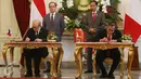 Presiden Joko Widodo (Jokowi) bersama Presiden Prancis Francois Hollande menyaksikan penandatangan kerjasama bidang pertahanan antara Indonesia - Prancis selama kunjungan kenegaraan di Istana Merdeka, Jakarta, Rabu (29/3). (Liputan6.com/Angga Yuniar)