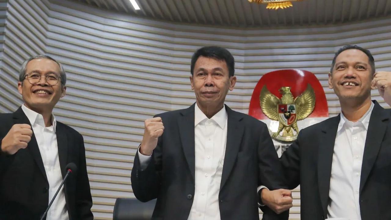 Ketua Komisi Pemberantasan Korupsi (KPK) sementara Nawawi Pomolango berpose sesaat sebelum memberi keterangan di Gedung Merah Putih KPK, Jakarta, Senin (27/11/2023).