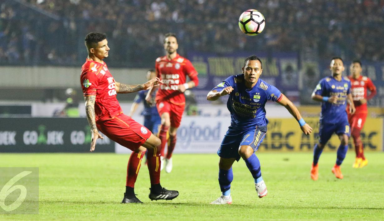 Gelandang Persib, Atep berusaha mengejar bola dari kawalan pemain Arema FC pada laga perdana Liga 1 2017 di Stadion Gelora Bandung Lautan Api, Sabtu (15/4). Persib bermain imbang atas Arema FC dengan skor 0-0. (Liputan6.com/Yoppy Renato)