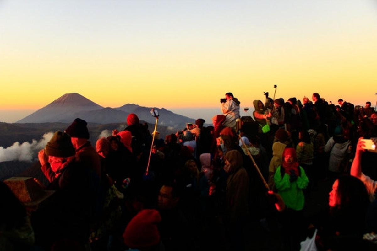 Ramai-ramai abadikan keindahan panorama Bromo yang eksotis