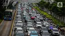 Kendaraan bermotor terjebak kemacetan di kawasan Jalan Sudirman, Jakarta, Senin (1/3/2021). Aturan ini tertuang dalam Instruksi Gubernur Nomor 66 Tahun 2019 Tentang Pengendalian Kualitas Udara. Adapun larangan ini diproyeksikan berlaku efektif pada tahun 2025. (Liputan6.com/Faizal Fanani)